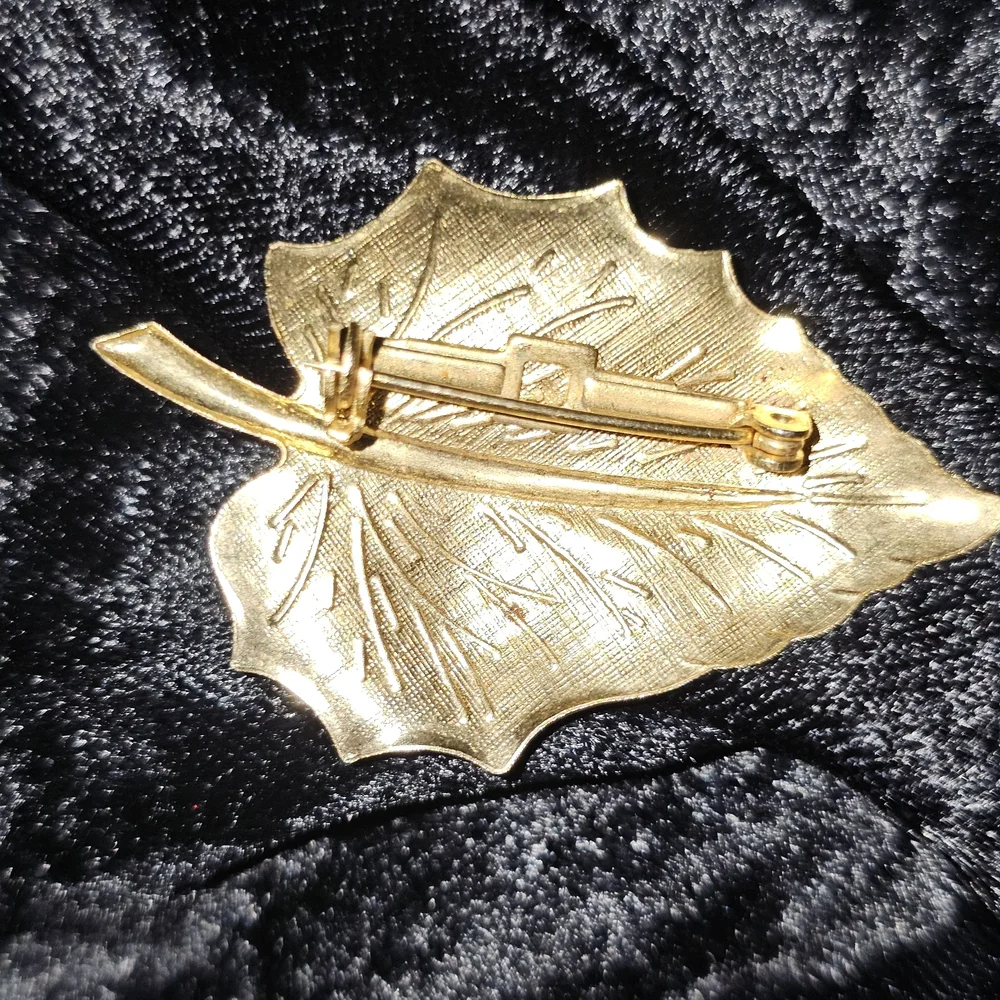 Gold Leaf Cameo Brooch - Picture 8 of 9